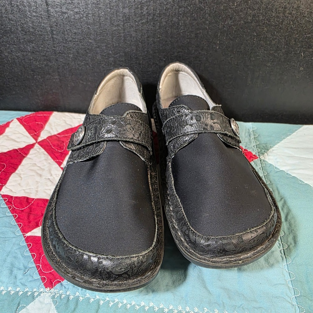 Alegria Dayna Professional Clogs Women 40 9-9.5 Black Floral Embossed Leather - Picture 3 of 10